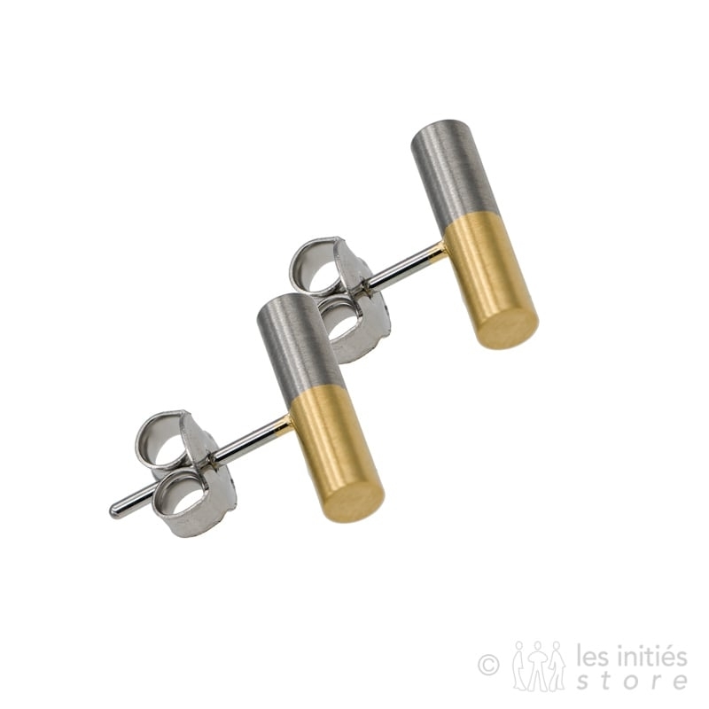 2 gold stud earrings