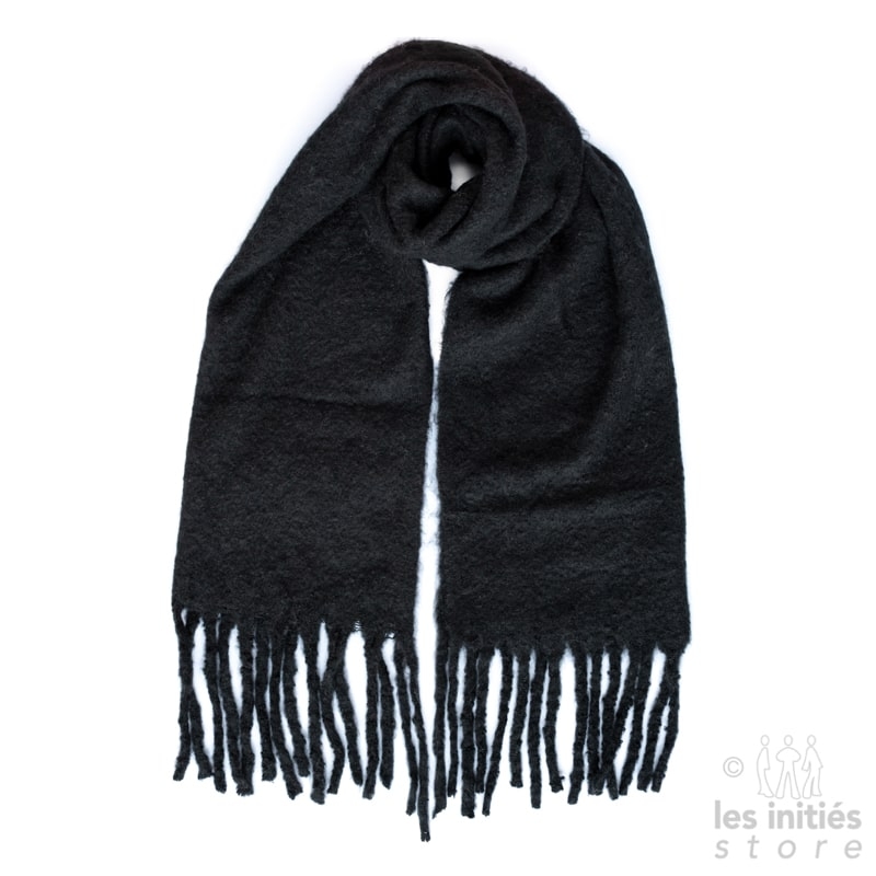 black thick scarf